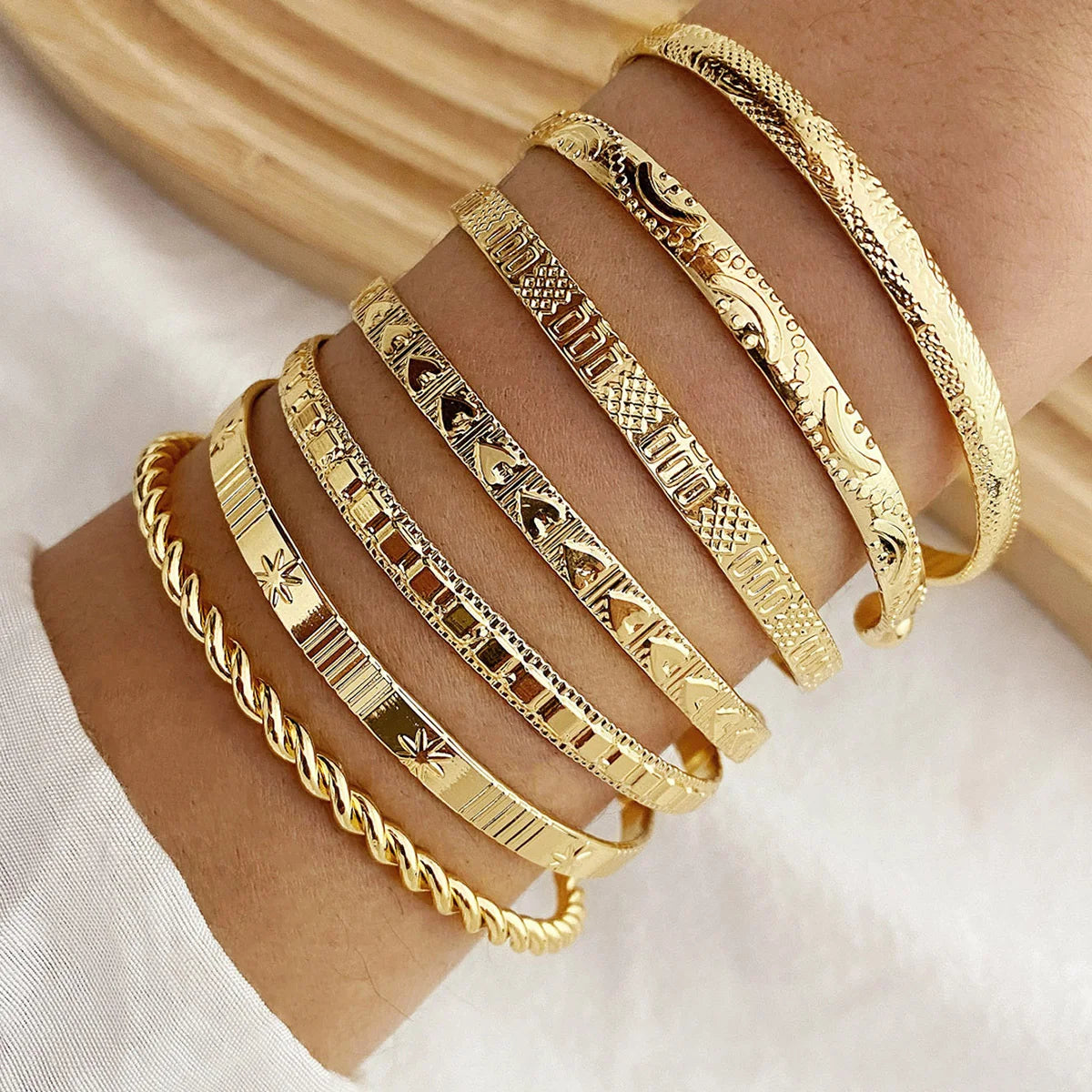 Pulseiras Femininas 7 Peças – Design Moderno e Versátil